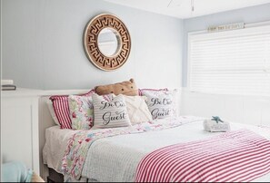 2 soverom, strykejern/-brett, reiseseng for barn og wi-fi (inkludert)