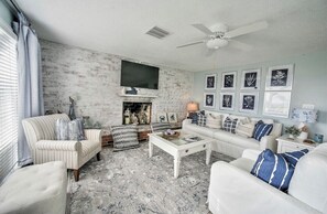 TV, bøker og stereoanlegg