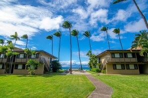 Exterior - Ocean-Front jewel & amazing views, here the ocean is your backyard. (Lahaina)