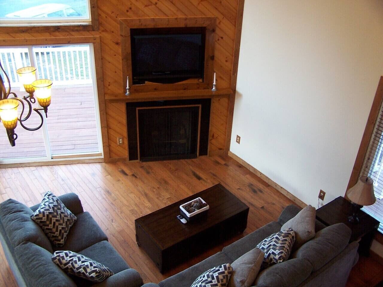 Tv, eldstad, dvd-spelare och böcker