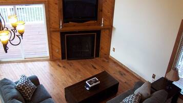 Tv, eldstad, dvd-spelare och böcker