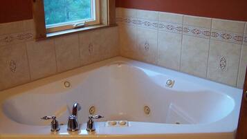 Badkar/dusch, bubbelbadkar, handdukar och tvÄl