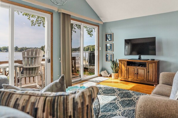 Smart TV, fireplace, video games, DVD player - Lake House: Pontoon Rent l +Hot Tub + Dogs Ok (Twin Lake)