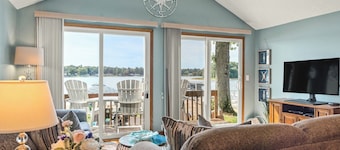 Lake House: Pontoon Rental +Hot Tub + Dog Friendly