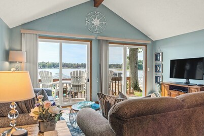 Beachfront! Pontoon Rtl +Hot Tub +Pedal Boat/Kayaks/Paddle Board +Great fishing