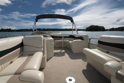Lake House: Pontoon Boat Rental + Kayaks + SUP + Hot Tub + Firepit - Sleeps 10