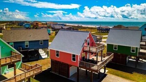Una zona residenziale sul lungomare, con case dotate di balconi e vista sulla spiaggia.