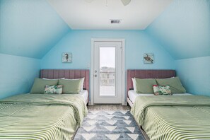 3 bedrooms, iron/ironing board, travel crib, free WiFi - 🌴Surfside paradise #2-amazing views, golf cart🌴 (Surfside Beach)