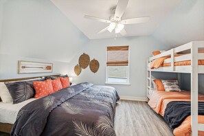 3 habitaciones, tabla de planchar con plancha y cuna de viaje 