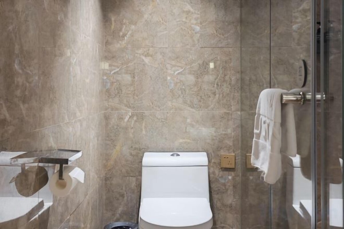 Separate tub and shower, hydromassage showerhead, free toiletries