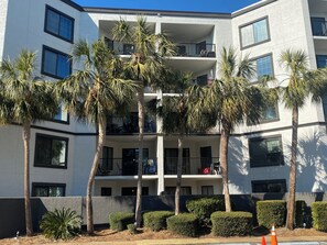Exterior - Spacious 2-suite Condo 5-Minute Walk to the Beach. (Hilton Head Island)