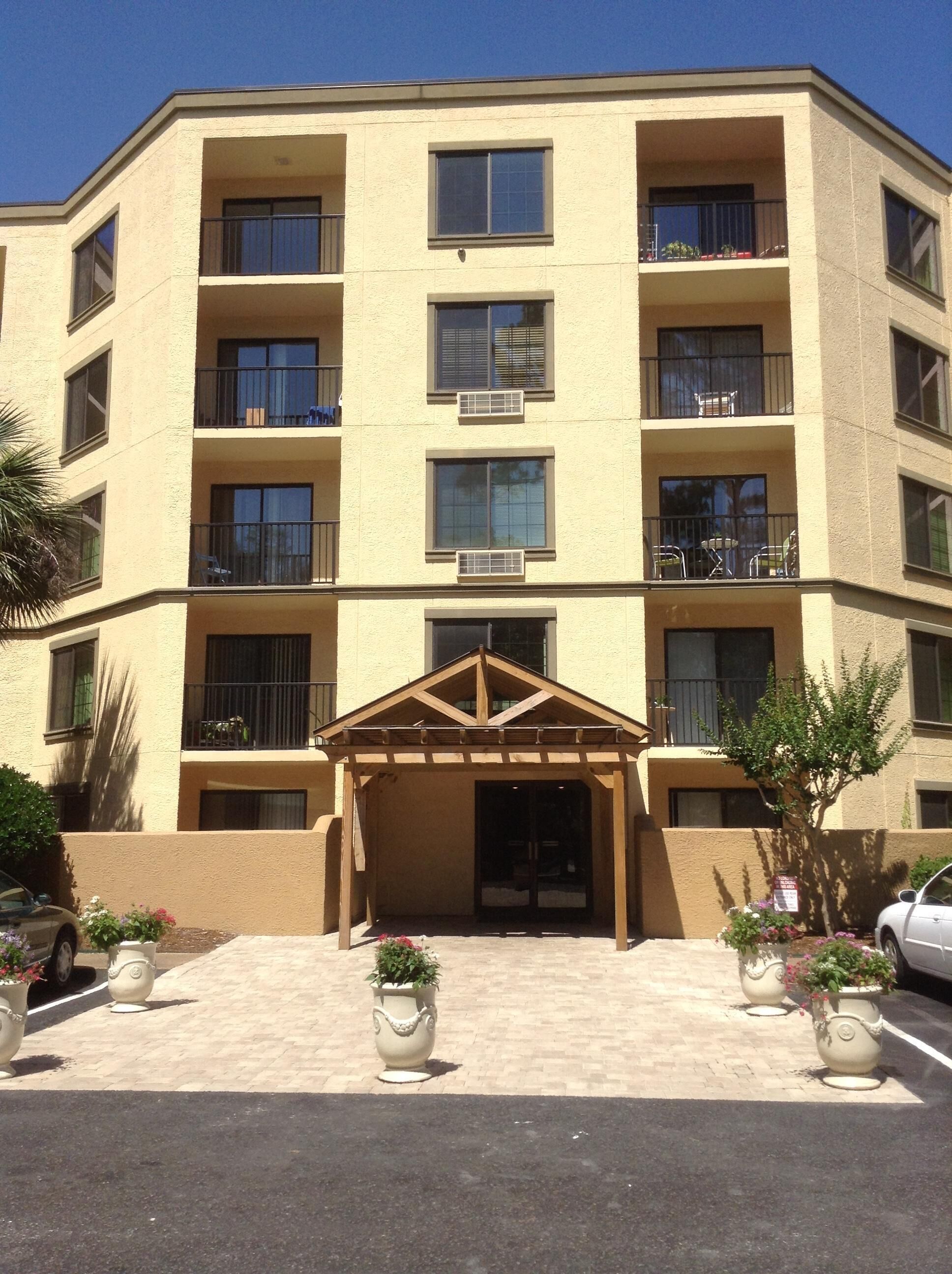 Spacious 2-suite Condo 5-Minute Walk to the Beach