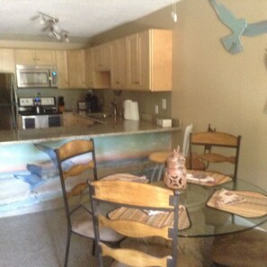 Dining - Spacious 2-suite Condo 5-Minute Walk to the Beach. (Hilton Head Island)