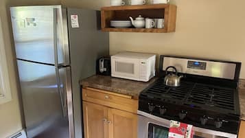 Refrigerador, microondas, parrilla de estufa y cafetera y tetera