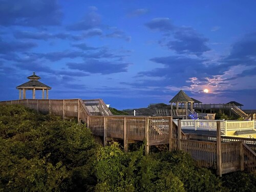 OUTER BANKS BEACH CLUB Oceanfront Condo! Week 30 July 26 - Aug 2 2026