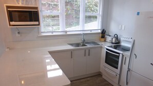 Coffee/tea maker, fridge, microwave, oven - Oamaru Holiday Homes Largo House (Oamaru)