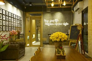 Lobby sitting area - The Plug Hotel (Nakhon Si Thammarat)