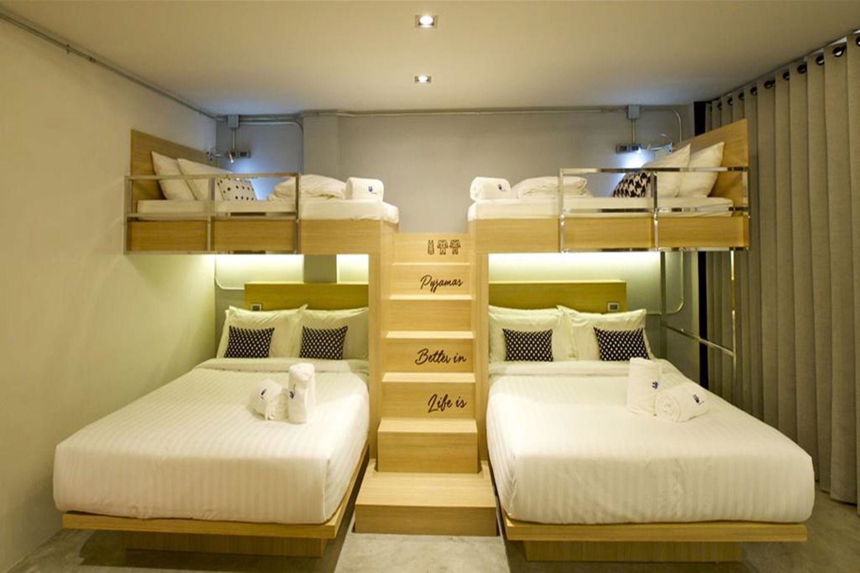 Artículos del minibar gratis, escritorio y cortinas blackout 