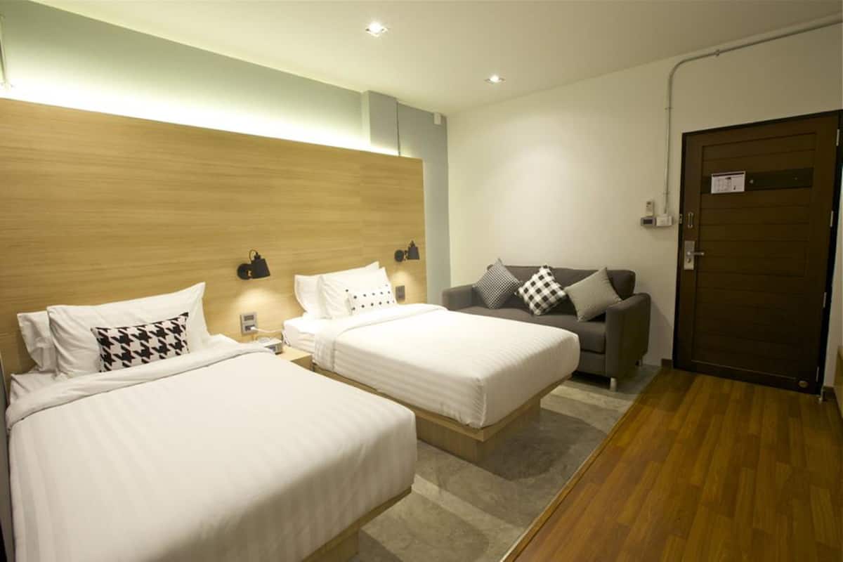 Twin Bed Room | Frigobar (abastecido com itens grátis), escrivaninha, cortinas blackout