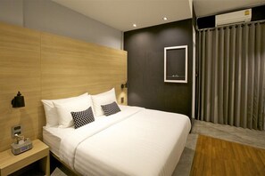 Double Bed Room | Artículos del minibar gratis, escritorio y cortinas blackout