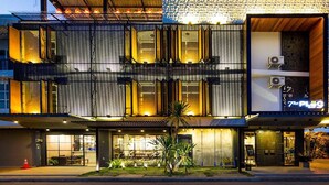 Un edificio moderno con varios pisos, ventanas amplias y una entrada bien iluminada.