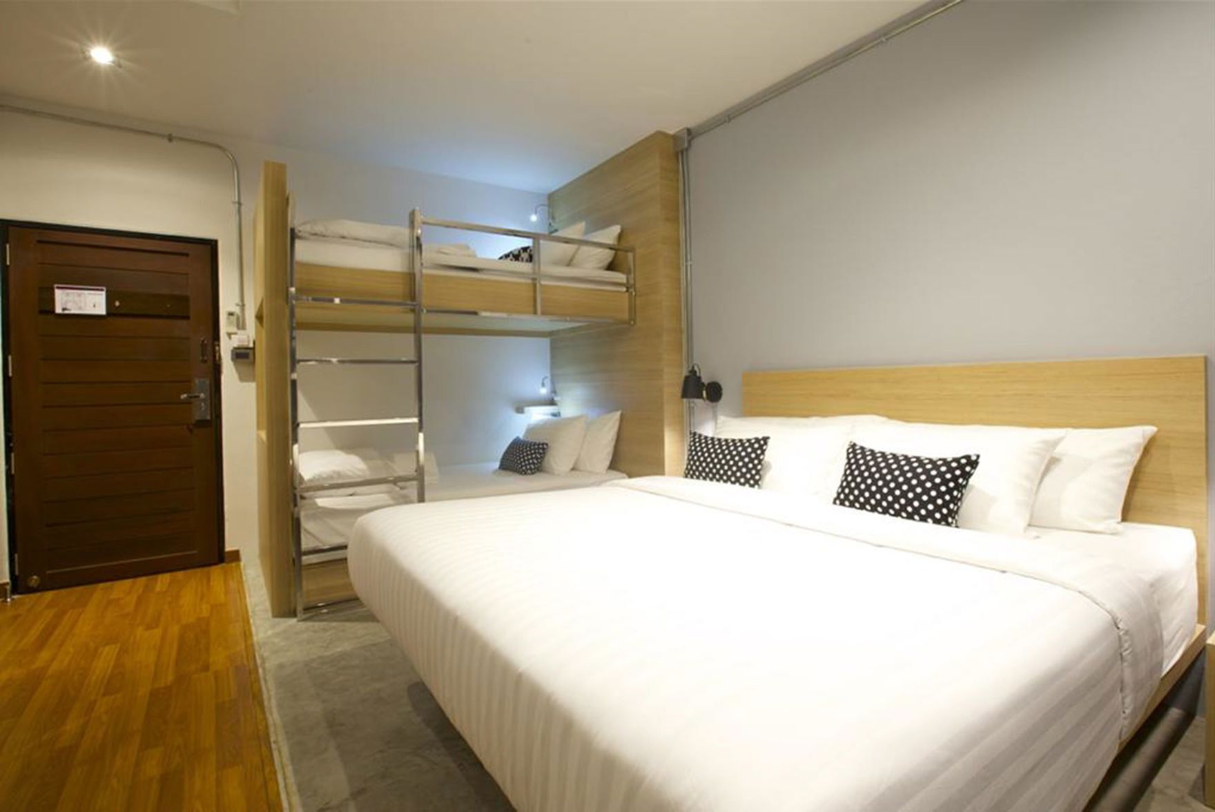 Artículos del minibar gratis, escritorio y cortinas blackout 