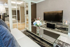 Executive Room | Living area | Flat-screen TV - State Tower Silom By Haloth (Bangkok)