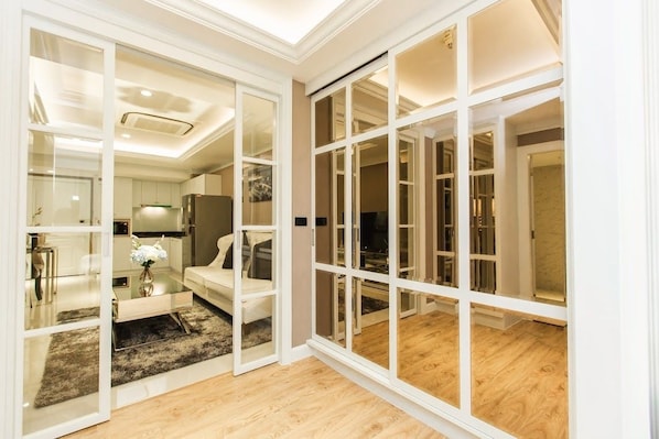 Executive Room | Living area | Flat-screen TV - State Tower Silom By Haloth (Bangkok)