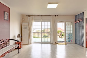 MEMORY | Living area | 42-inch flat-screen TV with cable channels, LED TV, heated floors