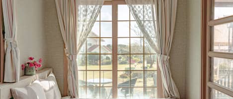 Ropa de cama de alta calidad y espacio para trabajar con laptop