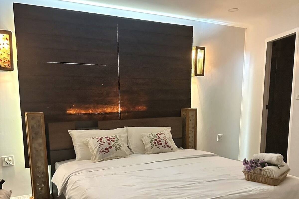 Quarto superior, vista para a colina | Frigobar, escrivaninha, cortinas blackout, Wi-Fi de cortesia