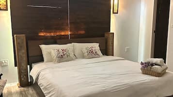 Habitación superior, vistas a la colina | Minibar, escritorio, cortinas opacas y wifi gratis