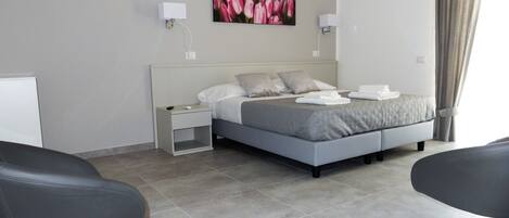 Quarto casal ou duplo superior, terraço, vista para a cidade | Roupas de cama premium, frigobar, escrivaninha, cortinas blackout