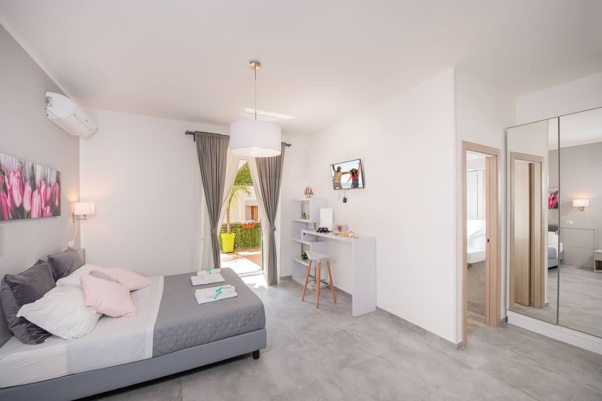 Habitación superior con 1 cama doble o 2 individuales, terraza, vistas a la ciudad | Vistas desde la habitación