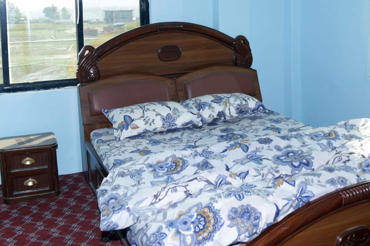 Standard Room, 1 Queen Bed | Desk, rollaway beds (free), WiFi (free)