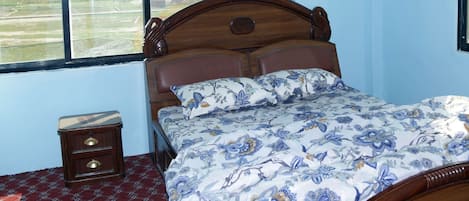 Standard Room, 1 Queen Bed | Desk, free rollaway beds, free WiFi