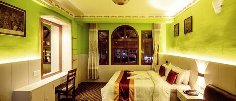 Appartement Deluxe | Lit avec matelas en mousse à mémoire, coffre-fort, bureau