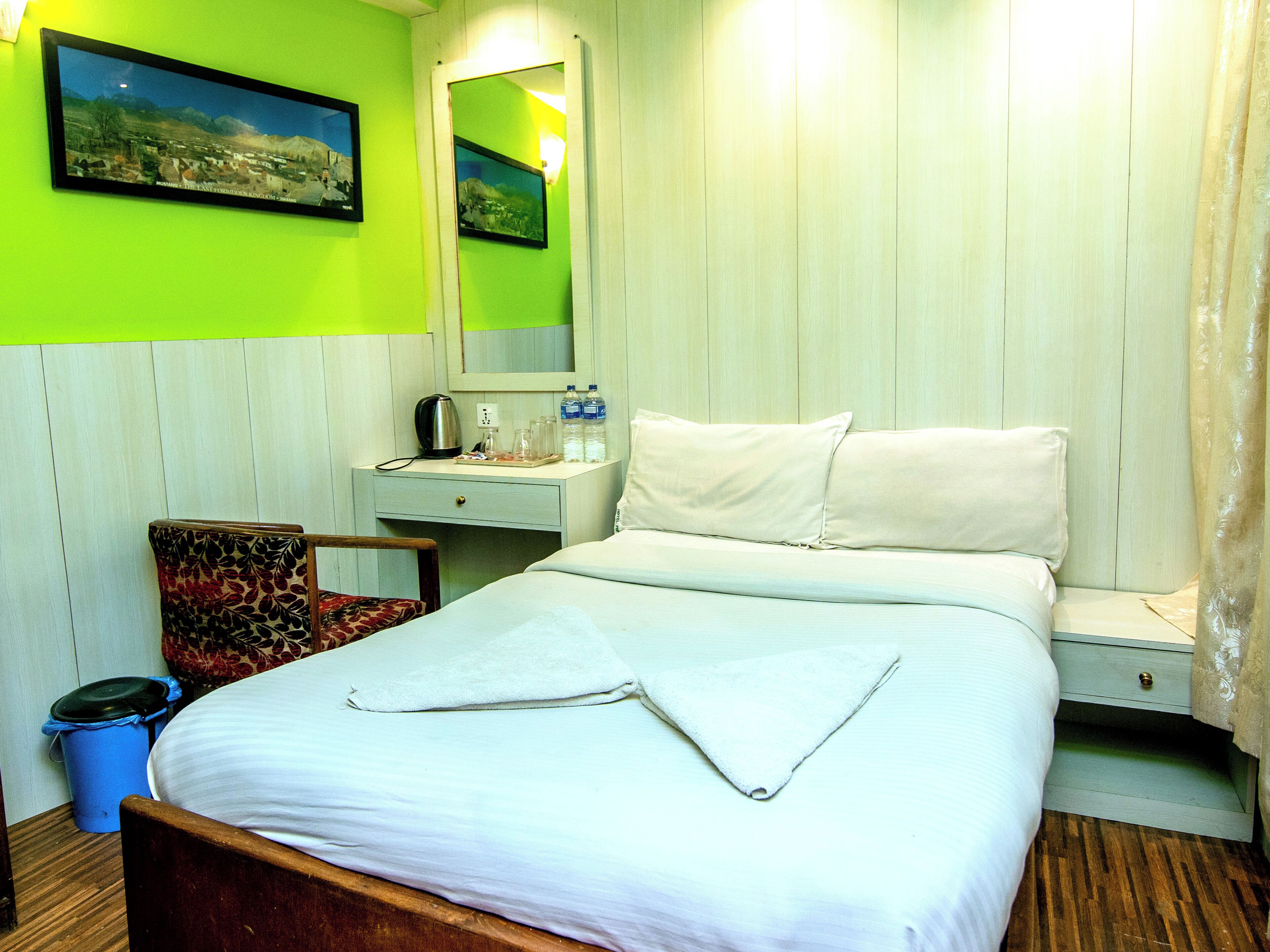 基础单人房, 1 间卧室 | 记忆海绵床垫、客房内保险箱、办公桌、笔记本电脑工作区