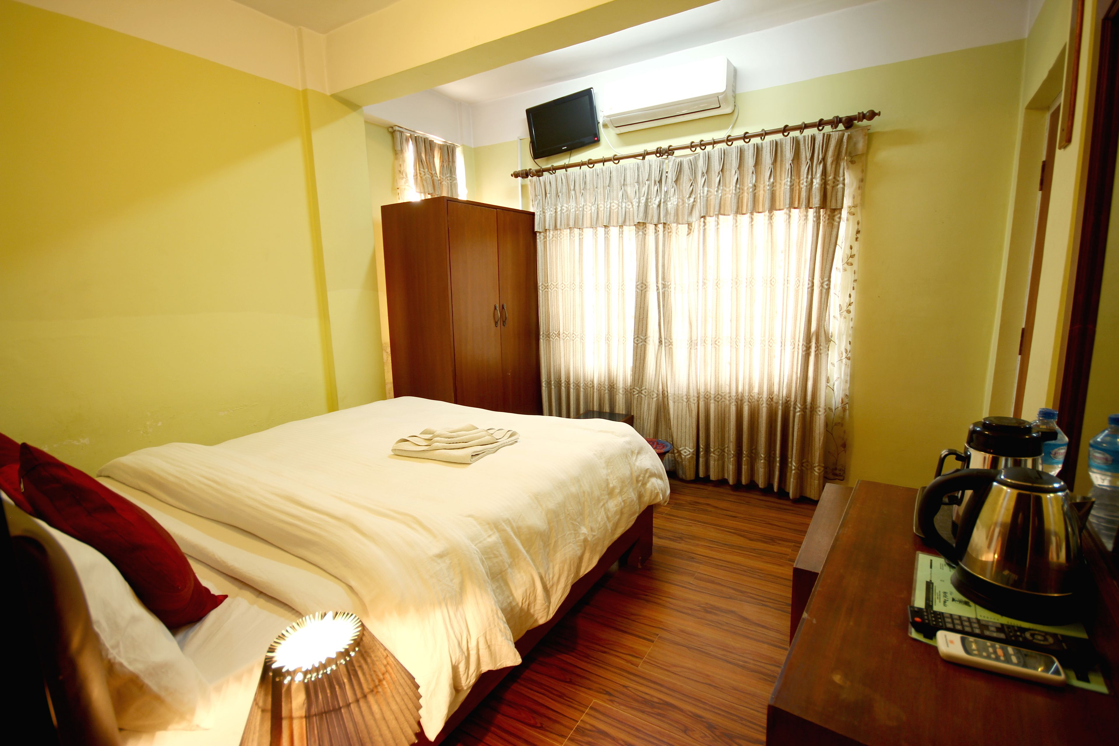 deluxe room | 1 bedroom, in-room safe, desk, free wifi