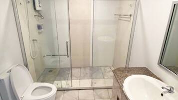 Combined shower/bathtub, deep-soaking bathtub, hair dryer
