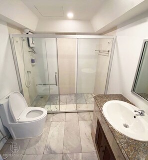 Ducha y bañera combinadas, bañera profunda y secador de pelo