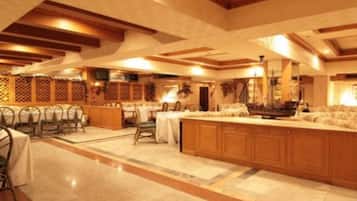 Se sirven desayunos, comidas, cenas y cocina tailandesa