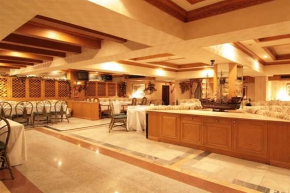 Breakfast, lunch, dinner served; Thai cuisine 