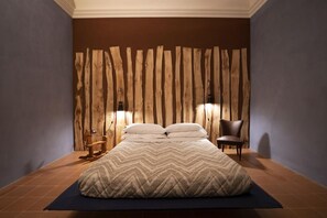 Skrivebord, blendingsgardiner, wi-fi (inkludert) og sengetøy