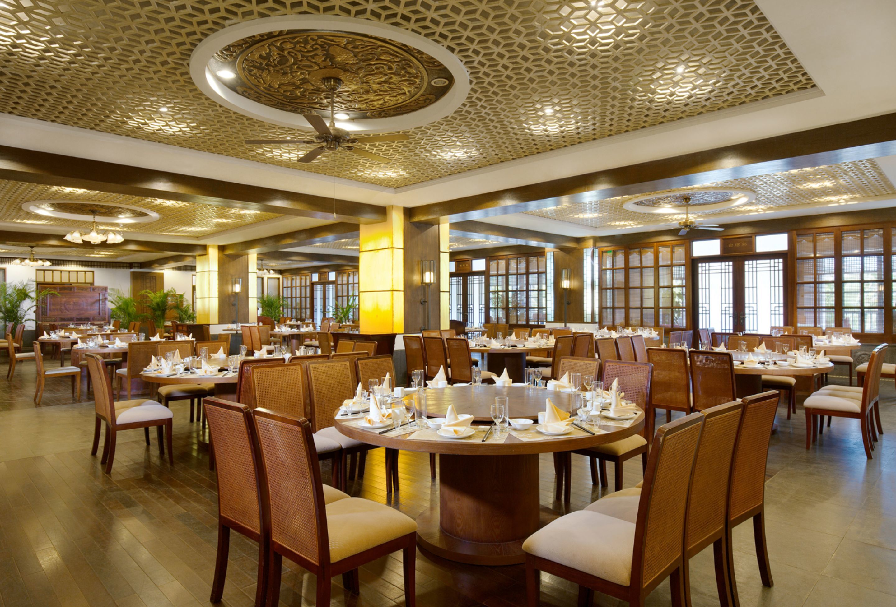 2 restaurants, breakfast served