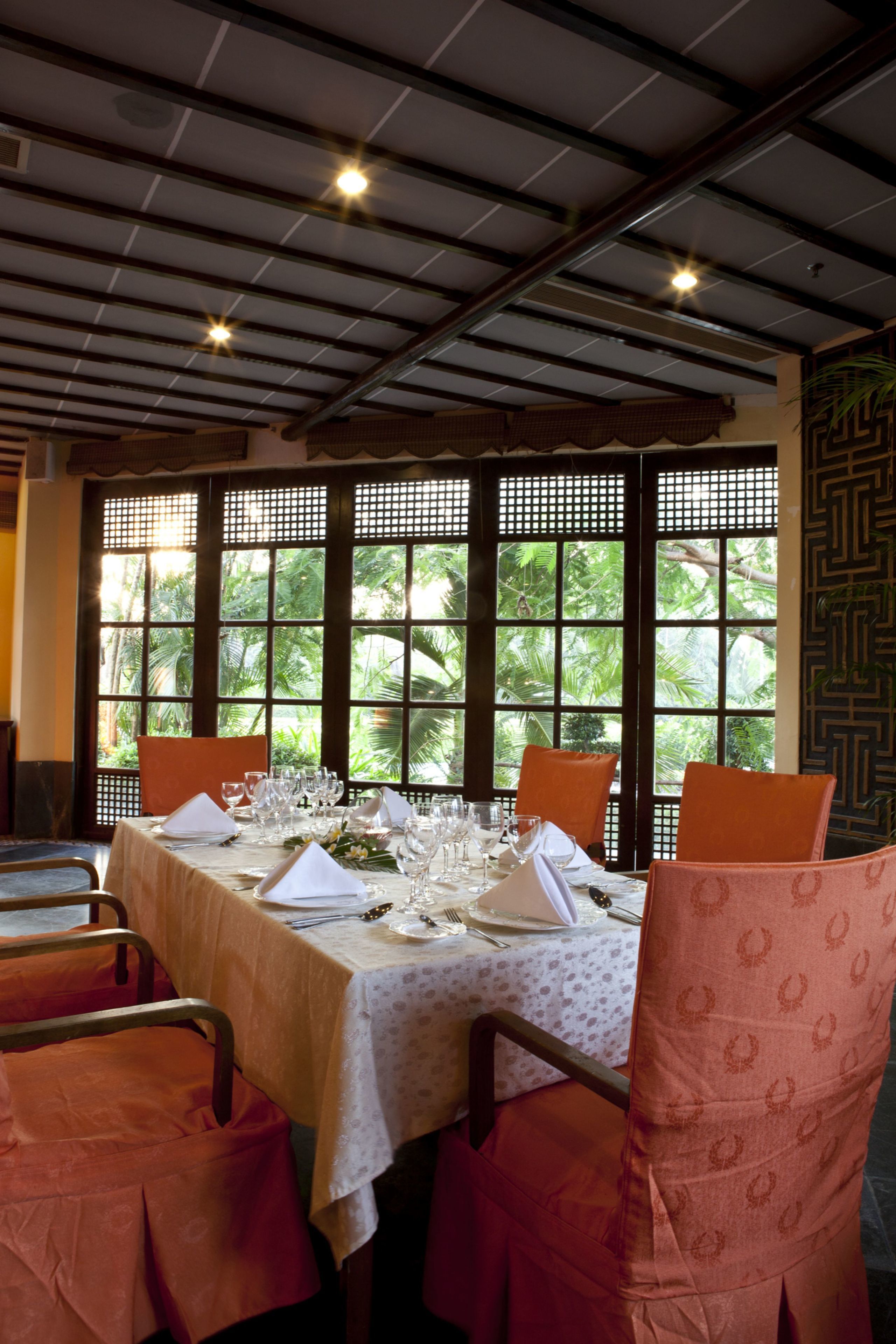 2 restaurants, breakfast served