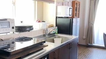 傳統公寓, 可攜帶寵物 (Japanese Style, D, 501) | 私人廚房 | 大型冰箱、微波爐、爐台、電熱水壺