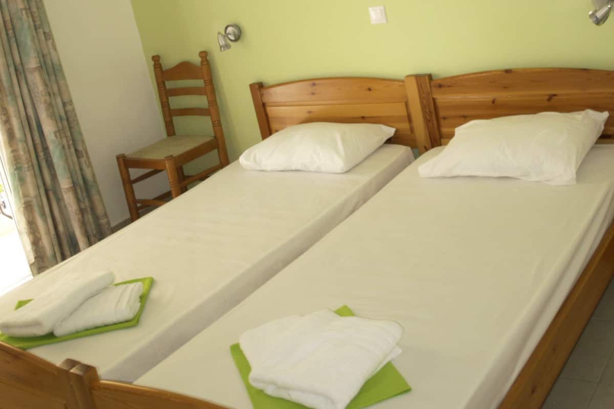 Chambre avec lits jumeaux, vue partielle sur la mer | Fer et planche Ă repasser, Wi-Fi gratuit