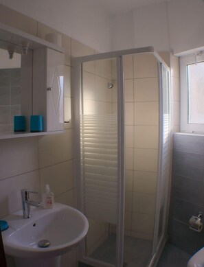 Twin Room (No Balcony) | Bathroom | Shower, free toiletries, hair dryer, towels - Nikolaki Rooms (Markopoulo Mesogaias)