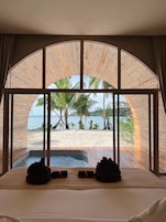 Beach Front Villa (No Pet Allowed) | Cofres nos quartos, camas extras/dobráveis (sobretaxa)